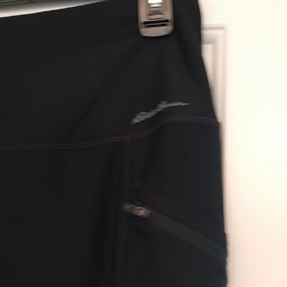 Eddie Bauer Leggings Zip Pockets and an inner Slip Pocket - Picture 6 of 15